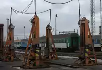 Blick auf die Vorichtung zum  Ausachsen  von Eisenbahnwagons in Ceske Budejovice.
Das Gelände des BW liegt  unmittelbar neben dem aufgelassenem Güterverladebahnhof, welcher immer mehr verfällt und öffentlich zugängig ist.22.12.2017 16:14 Uhr.