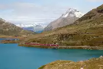 
Geführt von einem RhB ALLEGRA-Zweispannungstriebzug (RhB ABe 8/12) fährt ein RhB Regionalzug nach Tirano am 13.09.2017 entlang des Lago Bianco und erreicht bald die Station Ospizio Bernina (Bernina Hospiz). 