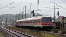 Als Zug 38845 fuhren vor dem Fahrplanwechsel noch n-Wagen mit 111er aus Ludwigshafen auf der RB 2. Hier fährt eine Garnitur nach Karlsruhe am 30. November aus Lampertheim ab.