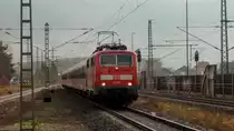 111 007, die älteste 111er von DB Regio, erreicht mit einer RE 70 Garnitur die aus 6 n-Wagen besteht den Bahnhof Lampertheim. Aufgenommen am 30. November 2017.