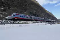 Seit Fahrplanwechsel verkehren auch Trenitalia ETR durch den Simplon, weil man für Frankfurt die RABe 503 braucht.
Hier der Trenitalia ETR 610 012 als EC 34 von Milano nach Genf, am 25.12.17 im Glisergrund bei Gamsen. 