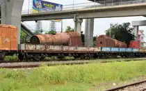 Die Kessel der Nr. 824 und Nr. 850 sind auf 2 Niederbordwagen kurz vorm Bahnhof Taling Chan verladen und abgestellt. Die beiden Kessel der Dampfloks wurden ausgeschieden und durch Neubaukessel ersetzt. 
Die Aufnahme entstand aus dem Zug (ORD 259)von Thonburi nach Nam Tok, im welchem ich befand  und erschrocken zu den Kesseln hinausblickte. Doch der Zug fuhr gleich in wenigen Sekunden vorbei. Glücklicherweise war ich irgendwie auf so einer Situation vorbereitet gewesen, denn ich hatte meine Spiegelreflex zum Glück noch nicht in meiner Tasche versorgt.
(Die Geoposition ist sehr ungenau, aber sicher einmal in diesem Umfeld - also nach Fahrtrichtung Nam Tok vor dem Bahnhof Taling Chan und nach der Verzweigung Bangkok und Thon Buri.) 

4. August 2017