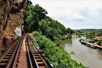 Ich glaube hier fehlen ein paar Schrauben?! Der Tham Krasae Viadukt ist auch bekannt durch seinen anderen Name, die  Death Bridge  (was übersetzt die  Todebrücke  heisst). Der Name kam vom Bau der Brücke: Im 2. Weltkrieg wurde sie von Zwangsarbeitern und Kriegsgefangenen errichtet, deren unmenschliche Behandlung ein Kriegsverbrechen darstellt. Rechts sieht man noch den Fluss Kwai Noi der dann im Kwai Yai (früher Mae Klong)zusammenfiesst.

Zum Vergleich: http://www.bahnbilder.de/bild/Thailand~Sonstiges~Sonstiges/587092/alles-geschraubt-bloss-die-fahrschienen-sind.html