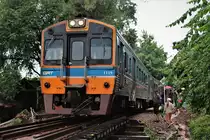Der nur am Wochenende verkehrender Excursion-Train kurz nach dem Bahnhof Tham Krasae. Im Bild betritt die SRT THN 1124 als Excursion Train 909 Bangkok-Nam Tok am 6. August 2017 die Tham-Krasae-Viadukt auch bekannt als die  Death Bridge  oder  Todesbrücke .