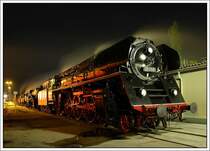 Nachruhe vor der gro�en S�dbahnlokomotivparade am n�chsten Tag mit 7 weiteren Loks unter Dampf, aufgenommen kurz vor Mitternacht am 18.5.2007 in der Traktion des Graz-K�flacher Bahnhof. Kleine Erkl�rung: Die 01.533 war nie in �sterreich heimisch, und schon gar keine S�dbahnlokomotive, wir haben uns aber trotzdem alle gefreut, dass sie in die Steiermark gekommen ist.