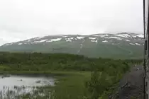 Eine der feszinierensden Eisenbahnstrecken in Europa ist die Malmbanan/Ofotbanan im Norden von Schweden und Norwegen. Wer auf dieser Bahn fährt kann die grandiose Natur und die Streckenführung durch die menschenleeren Weiten von Lappland, hoch überm Polarkreis, bequem vom Zug aus bestaunen. Selbst im Sommer liegt auf den Bergen noch Schnee. Aufnahmedatum: 18.07.2017
