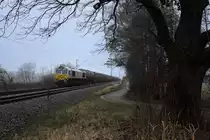 Ein Güterzug kommt stets dann, wenn man mit ihm nicht rechnet - so auch an einem feiertagsgesäumten Feiertag, wie dem 25. Dezember 2017.

077 024-3 gab sich die Ehre, am frühen Nachmittag einen Kesselzug von Mühldorf nach München Nord Rbf zu befördern.

Das Bild entstand in der Nähe des Wildparks Poing.
