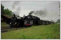 109.13 mit dem R 16277 aus Wien und 01.533 mit dem E 16273 aus Salzburg am 17.5.2007 in Premst�tten-Tobelbad. W�hrend 52.4984 und 109.13 in Premst�tten-Tobelbad einen Halt einlegen mussten, die Strecke ist nur eingleisig, fuhr 01.533 mit ihrem Zug bis Lieboch durch. 