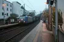 185 535-2 von Crossrail kommt aus Richtung Köln,Aachen-Hbf und fährt durch Aachen-Schanz mit einem  GTS-Containerzug aus Piacenza(I) nach Zeebrugge-Ramskapelle(B)  und fährt in Richtung Aachen-West. 
Aufgenommen vom Bahnsteig von Aachen-Schanz. 
Bei Regenwetter am Morgen vom 20.12.2017.