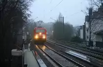 185 365-4 DB kommt aus Richtung Aachen-West mit einem Containerzug aus Zeebrugge(B) nach Gallarate(I) und fährt durch Aachen-Schanz in Richtung Aachen-Hbf,Aachen-Rothe-Erde,Stolberg-Hbf(Rheinland)Eschweiler-Hbf,Langerwehe,Düren,Merzenich,Buir,Horrem,Kerpen-Köln-Ehrenfeld,Köln-West,Köln-Süd. 
Aufgenommen vom Bahnsteig von Aachen-Schanz. 
Bei Regenwetter am Morgen vom 22.12.2017.