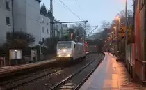 186 181-4 von HSL  kommt als Lokzug von Aachen-Hbf nach Aachen-West und fährt durch Aachen-Schanz in Richtung Aachen-West. 
Aufgenommen vom Bahnsteig von Aachen-Schanz. 
Bei Regenwetter am Morgen vom 22.12.2017.
