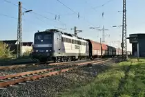 RBH 272 alias 151 081-7 mit einem langen Selbstentladerzug am Haken in Lintorf. 4.11.2017