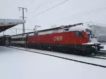Seit Fahrplanwechsel werden die IC zwischen Singen und Stuttgart alle 2 Stunden mit ÖBB-Taurus bespannt. Das Bild zeigt die verschneite 1116 275-9 am 10. 12. 2017 in Singen.