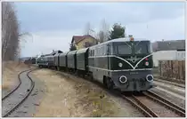 2050.05 der ÖGEG bei der Ausfahrt aus Waidhofen a.d. Thaya am 9.2.2013. Die Strecke ist aktuell nicht befahrbar. Wenn ich mich recht erinnere, war unser Fotozug überhaupt der letzte Zug auf dieser Strecke. Der gesamte Eisenbahnverkehr zwischen Schwarzenau und Waidhofen wurde nämlich bereits mit dem Fahrplanwechsel per 12. Dezember 2010 eingestellt. 