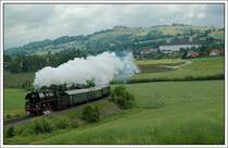 F�r die Feierlichkeiten 150 Jahre S�dbahn zwischen 17. und 19. Mai 2007 wurden am 17.5.07 3 Dampfsonderz�ge nach Graz und von dort weiter nach Lieboch in Verkehr gesetzt. Die Aufnahme zeigt 01.533 der �GEG mit dem E 16273 aus Salzburg, welcher in Wels mit dem E 16275 aus Passau vereinigt wurde mit rund 60 Minuten Versp�tung in Schlierbach. Wie Thomas Aichhorn schon geschrieben hat, war an diesem Tag nicht gerade das beste Wetter. Weiters m�chte ich mich bei Thomas f�r die genaue Wegbeschreibung danken. Leider haben wir uns nicht getroffen, sondern sind nur wenige Meter voneinander entfernt gestanden, aber vielleicht pa�t es ja einmal f�r eine gemeinsame Fototour an der Phyrn.