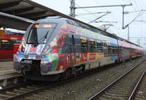 Werbehamster 442 854-6 stand am Morgen des 28.12.2017 als S3 von Warnem�nde nach G�strow im Rostocker Hbf.