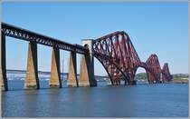 Die Forth Bridge über den Firth of Forth zwischen den Orten Dalmeny und North Queensferry Port na Banrighinn zeigt sich hier fast in ihrer gesamten Länge von 2523 Meter und bei dieser Version aus enem etwas steileren Winkel. 
3. Mai 2017