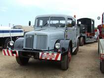 Dieser Tatra 141 vom SEM Chemnitz  hat ganz sch�n zu schleppen.Einen Tieflader mit aufgeladener Diesellok.Aufgenommen am 05.05.07 beim Oldtimertreffen in Werdau.