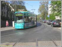 Circa drei Wochen nach dem Baubeginn der neuen Gleiskurve in der Paul-Ehrlich-Stra�e in beziehungsweise von Fahrtrichtung Vogelweidstra�e war diese fertiggestellt. Am 15.04.2007 fuhr der S-Triebwagen 219 auf dem 4. Zug der Linie 15 nach Niederrad Haardtwaldplatz durch die Kurve, im Bildvordergrund die Gleise der Strecke vom Sandhof, die durch den Gleisumbau vom Netz abgetrennt wurde.
