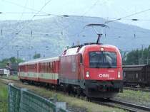 1216 001 mit einem Regionalzug in Villach West am 10.05.2007.