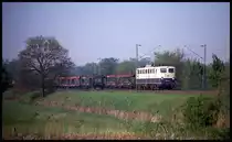 Am Ortsrand von Hasbergen war am 15.5.1992 die 140409 um 8.53 Uhr mit einem Güterzug in Richtung Osnabrück unterwegs.