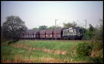 140282 erreicht hier am 15.5.1992 um 9.21 Uhr mit einem Ganzzug an der Landesgrenze von Nordrhein Westfalen und Niedersachsen den Ortsrand von Hasbergen. 