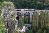 Über dem Tal der Alzette -

befährt ein Dosto-Triebzug der Baureihe 2200 den Clausener Viadukt in Luxemburg.

03.10.2017 (M)