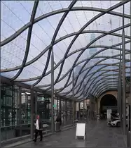 Elegant und schwungvoll -

die Stahl-Glas-Konstruktion, der Halle die auf der Straßenseite an das Empfangsgebäude des Luxemburger Bahnhofes angebaut wurde. Durch das Glasdach hindurch ist der Bahnhofsturm erkennbar.

Schaut man in die Kategorie des Luxemburger (Haupt)-Bahnhofes findet man außer den üblichen Zugbildern, kaum Aufnahmen, die sich mit dem Bahnhof selber befassen. So uninteressant ist der Bahnhof doch auch nicht. 

06.10.2017 (M)