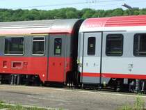 Hier ein Farbvergleich zwischen dem alten �BB EC/IC-Wagen Design und dem Neuen... Mir pers�nlich gef�llt das Alte fast besser...!
(Plochingen 13.05.2007)