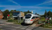 Ein letzter 605 von mir:  Unbekannter 605 fährt durch Lehnsahn nach Süden. Links vom Zug das moderne, aber leerstehende EG des jetzt nur noch Haltepunkt zu nennenden ehemaligen Bahnhofes. Foto vom 25.08.2016.  Ach ja, Bilderdiebstahl wird verfolgt. Man kann einfach mailen....