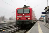 143 333-3 von DB Regio Nordost als RE 18440 (RE18 |  Striezelmarkt-Express ) von Berlin Südkreuz nach Dresden Hbf anlässlich des 583. Dresdner Striezelmarkts steht im Bahnhof Elsterwerda auf Gleis 1. Dieser Sonderzug hatte hier einen 9-minütigen Aufenthalt. [16.12.2017 | 10:13 Uhr]