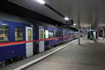 Am 29.12.2017 steht der Nightjet 470/40470 nach Berlin und Hamburg im Hauptbahnhof von Mannheim. Die Wagenreihung an diesem Tag war eine kleine Katastrophe. Erst die falsche Wagenreihung. Dann hat der Wagenstandsanzeiger am Bahnsteig zu viele Schlafwagen angekündigt und am Hamburger Zugteil hingen Zuglaufschilder des EN464 Graz-Zürich.