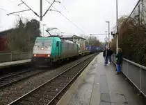 186 123 von Railtraxx  kommt aus Richtung Aachen-West mit einem KLV-Containerzug aus  Genk-Goederen(B) nach Frankfurt-Höchstadt am Main(D) und fährt durch Aachen-Schanz in Richtung Aachen-Hbf,Aachen-Rothe-Erde,Stolberg-Hbf(Rheinland)Eschweiler-Hbf,Langerwehe,Düren,Merzenich,Buir,Horrem,Kerpen-Köln-Ehrenfeld,Köln-West,Köln-Süd. Aufgenommen vom Bahnsteig von Aachen-Schanz. 
Bei Wolken am Nachmittag vom 30.12.2017.