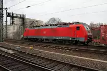 189 017-7 DB als leerer Autotransportzug steht an einem Vorsignal in Dresden Hbf und durchfährt diesen in südostlicher Richtung. [16.12.2017 | 11:32 Uhr]