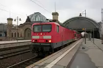 143 828 der S-Bahn Dresden (DB Regio Südost) als S 32729 (S2) von Dresden Flughafen nach Pirna verlässt Dresden Hbf auf Gleis 18. [16.12.2017 | 11:42 Uhr]