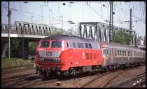 215135 fährt hier mit einer Silberlinge Garnitur am 21.5.1992 um 14.31 Uhr in Köln Deutz ein.
