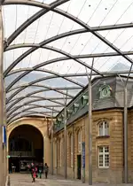 . 100 Joer Gare L�tzebuerg - Da das Empfangsgeb�ude des Bahnhofs von Luxemburg Stadt unter Denkmalschutz steht, entschieden sich die Architekten beim Entwurf der neuen Halle, f�r eine transparente Konstruktion aus Glas, eine sogenannte Verri�re, die nichts von der alten Fassade verdecken soll. Ein Bogen im Hauptgeb�ude des Bahnhofs von Luxemburg Stadt wurde ge�ffnet, um einen direkten Zugang zu der neuen Halle zu erm�glichen. 23.09.2012 (Jeanny) 23.09.2012 (Jeanny)