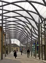 . 100 Joer Gare L�tzebuerg - Da das Empfangsgeb�ude des Bahnhofs von Luxemburg Stadt unter Denkmalschutz steht, entschieden sich die Architekten beim Entwurf der neuen Halle, f�r eine transparente Konstruktion aus Glas, eine sogenannte Verri�re, die nichts von der alten Fassade verdecken soll. 23.09.2012 (Jeanny)