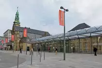 . 100 Joer Gare L�tzebuerg - Der Bahnhof der Stadt Luxemburg wurde 1859 er�ffnet. Das heutige Empfangsgeb�ude wurde in den Jahren 1907 bis 1913 von den deutschen Architekten Alexander R�dell, J�sgen und Scheuffel in neobarockem Stil gebaut. Wahrzeichen ist der imposante Glockenturm. Das Geb�ude musste 100 Jahre alt werden, bevor es zum ersten Mal offiziell eingeweiht wurde. Es wird vermutet, dass damals die Einweihungsfeier einfach vergessen wurde. Seit der Anbindung an das franz�sische TGV Netz (Juni 2007) war eine Kapazit�tserweiterung des Bahnhofs dringend notwendig geworden. Heute durchqueren etwa 55.000 Personen t�glich den Bahnhof, w�hrend 750 Z�ge ein- und ausfahren (Stand: September 2012). Die Modernisierungsarbeiten, die sich auf 95 Millionen Euro belaufen, sind nun weitgehend abgeschlossen und die offizielle Einweihung, sowie die 100 Jahr Feier konnten gleichzeitig stattfinden. 23.09.2012 (Jeanny)