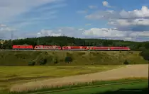 Eine illustre Fuhre aus Ulm gab es am 23.07.2017 zu bestaunen. Bei Schwingen konnte die 245 des Bh Ulm fotografiert werden, als sie 2 650er und einen 628 der DB nach Hof brachte. Vermutlich ging das in die Werkstatt und auf die Unterflurdrehbank.....
Ach ja, Bilderdiebstahl wird verfolgt. Man kann einfach mailen....