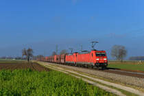 185 341 + 185 383 mit einem Erzzug am 07.12.2017 bei Langenisarhofen. 