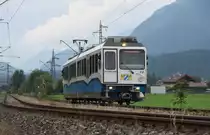 Etwas mehr als 3 Kilometer verlaufen die Außerfernbahn nach Reutte in Tirol und die meterspurige Bayerische Zugspitzbahn parallel. Tw 12 der Zugspitzbahn hat den Haltepunkt  Hausberg  verlassen und fährt Richtung Garmisch-Partenkirchen weiter. 16.09.2016