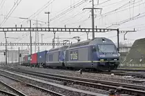 Doppeltraktion, mit den BLS Lok 465 014-9 und 465 016-4, durchfahren den Bahnhof Pratteln. Die Aufnahme stammt vom 20.12.2017.