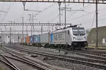 Lok 187 004-7 durchfährt den Bahnhof Pratteln. Die Aufnahme stammt vom 20.12.2017.