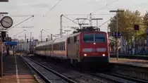 Am 29. Oktober erreicht diese RE 70-Garnitur, die aus 6 n-Wagen mit 111 094-9 besteht, den Bahnhof Mannheim-Waldhof. Mittlerweile sind keine n-Wagen und auch keine 111er auf dem RE 70 unterwegs.