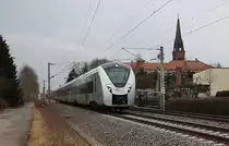 1440 215 passiert am 04.01.2018 als RE 26921 (Hof Hbf - Dresden Hbf) die Ortslage von Grüna (Sachs). Der Kirchturm im Hintergrund gehört der evangelisch-lutherischen Kirchengemeinde Grüna.