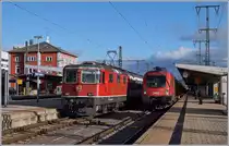 Mein erstes Bild im neuen Jahr ist auch gleich ein internationales: Während die SBB Re 4/4 II 11124 mit einem SBB IC 4 von Singen nach Zürich ihren Startbahnhof verlässt, übernimmt die ÖBB 1116 279 den IC 4 (Zugnummer 280) von Zürich kommend zur Weiterfahrt nach Stuttgart.
2. Jan. 2018 