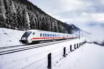 Mit dem Steuerwagen voraus fährt der EC 114  Wörthersee  (Klagenfurt Hbf - Dortmund Hbf), bei Penk, die Tauernbahn-Südrampe hinauf.
Schublok war 101 120-4
Aufgenommen am 2.1.2018.