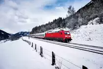 101 120-4 schiebt den EC 114  Wörthersee  (Klagenfurt Hbf - Dortmund Hbf), bei Penk, die Tauernbahn-Südrampe hinauf.
Aufgenommen am 2.1.2018.