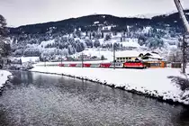 1144 100-5 fährt mit der S1 4853 (Lienz - Spittal-Millstättersee), in die Haltestelle Berg im Drautal ein.
Aufgenommen am 4.1.2018.